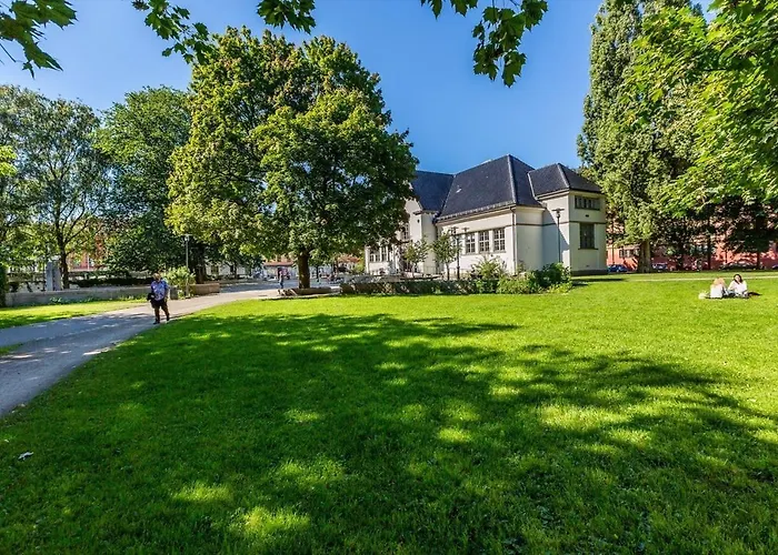 Charming 1800S Apt W Fireplace And Free Parking