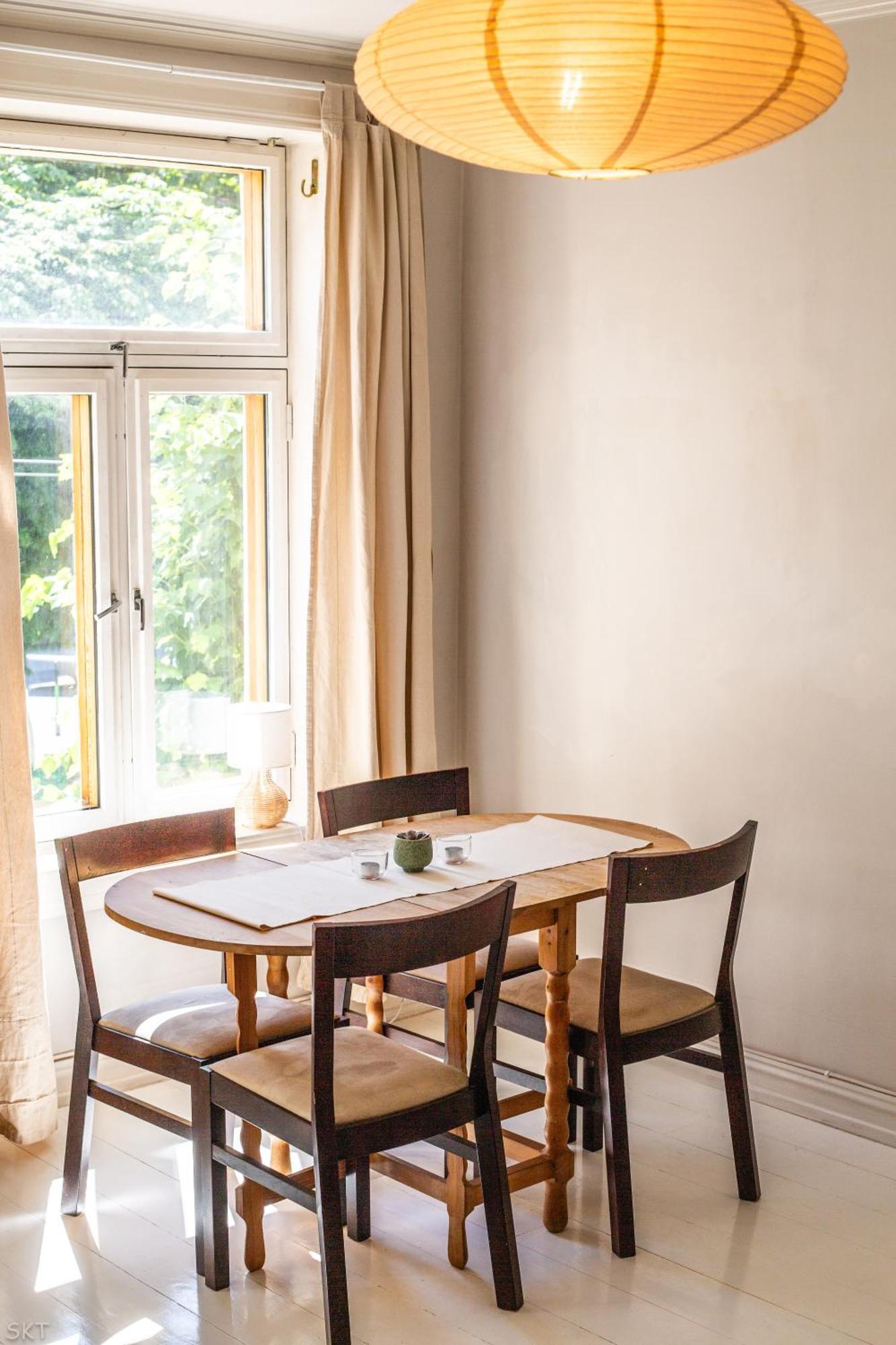 Charming 1800s W Fireplace And Free Parking Apartment *